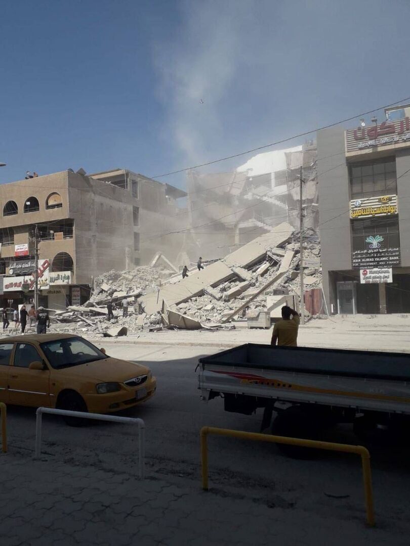 نجات ۱۳ تن از حادثه فرو ریختن یک ساختمان در مرکز بغداد + فیلم و تصاویر
