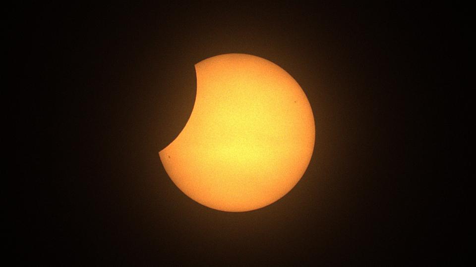 تصاویر زیبا و دیدنی از خورشیدگرفتگی امروز جهان+ عکس