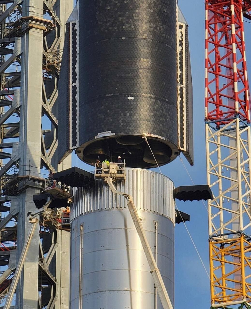 قوی ترین موشک جهان روی سکوی پرتاب+ تصاویر