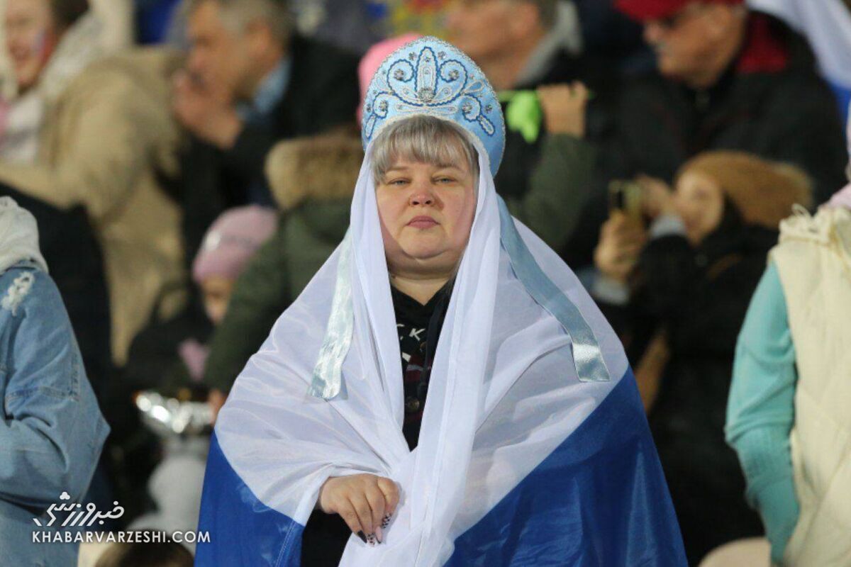 پوشش عجیب خانم روس در ورزشگاه آزادی