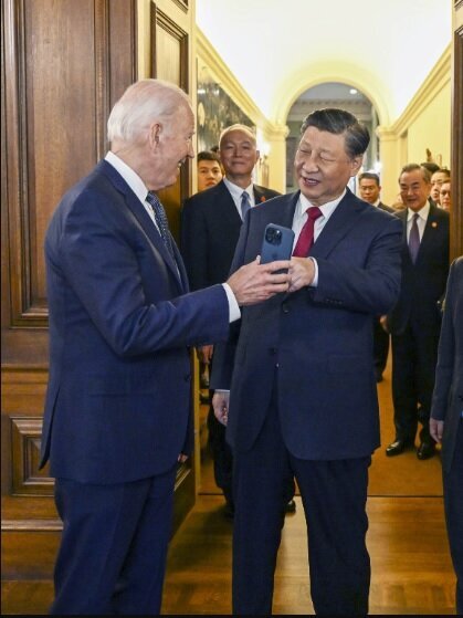 سورپرایز بایدن برای رهبر چین با گوشی آیفونش+ عکس